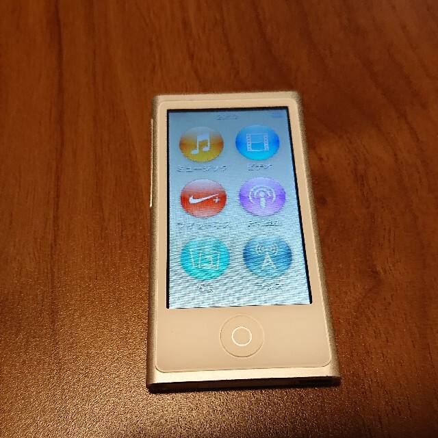 iPod(アイポッド)のipod nano 第7世代 シルバー スマホ/家電/カメラのオーディオ機器(ポータブルプレーヤー)の商品写真