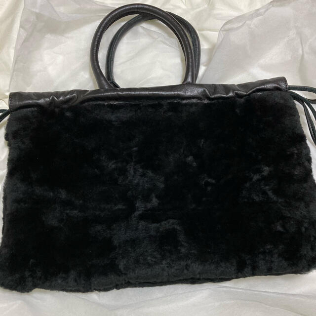 chiiiibag  ムートンレザーバック(スクイーズ)黒✖️黒　元値3万円 レディースのバッグ(トートバッグ)の商品写真