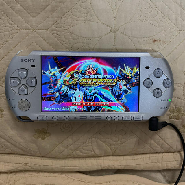 PlayStation Portable(プレイステーションポータブル)のPSP 3000 シルバー エンタメ/ホビーのゲームソフト/ゲーム機本体(携帯用ゲーム機本体)の商品写真