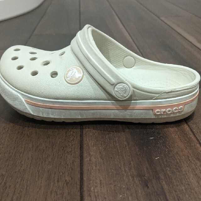 crocs(クロックス)のcrocs クロックス サンダル 17.5cm ベージュ キッズ/ベビー/マタニティのキッズ靴/シューズ(15cm~)(サンダル)の商品写真