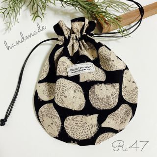 R.47 handmade フリルまんまる巾着    ブラック ハリネズミ(ポーチ)