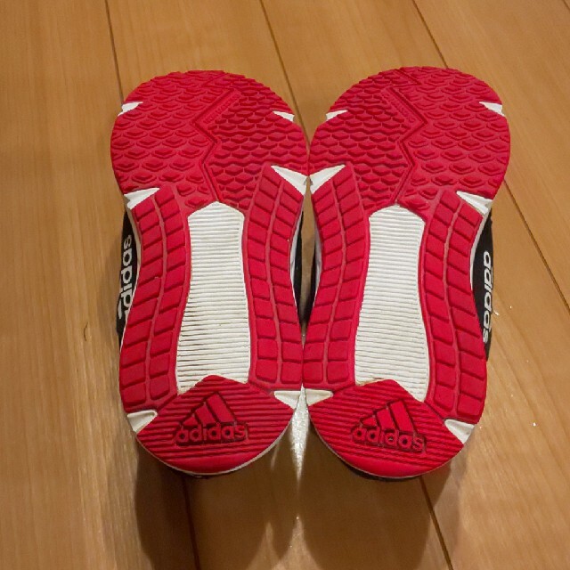 adidas(アディダス)のスニーカー adidas アディダス 17.5 ブラック キッズ/ベビー/マタニティのキッズ靴/シューズ(15cm~)(スニーカー)の商品写真