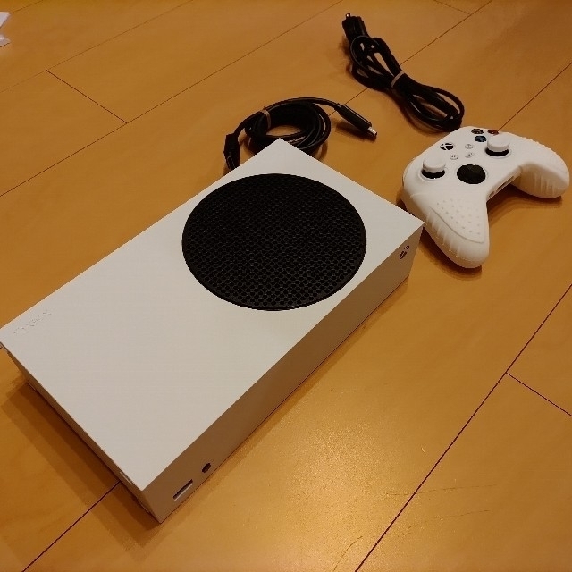 Xbox(エックスボックス)のXbox Series S本体　コントローラーカバー付 エンタメ/ホビーのゲームソフト/ゲーム機本体(家庭用ゲーム機本体)の商品写真