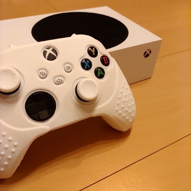 Xbox(エックスボックス)のXbox Series S本体　コントローラーカバー付 エンタメ/ホビーのゲームソフト/ゲーム機本体(家庭用ゲーム機本体)の商品写真