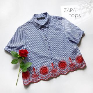 ザラ(ZARA)の美品 ZARA クロップド丈 ボーダーシャツ 刺繍 花柄 赤 ホワイト ブルー(シャツ/ブラウス(半袖/袖なし))