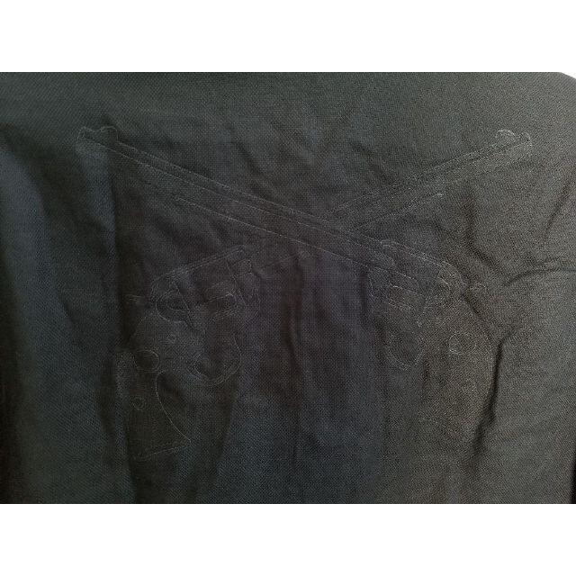 roar(ロアー)のroar　ロアー　バッグロゴ　刺繍シャツ　ブラック　二丁拳 メンズのトップス(Tシャツ/カットソー(七分/長袖))の商品写真