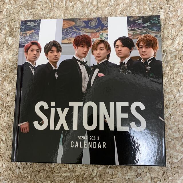 Johnny's(ジャニーズ)のSixTONES 2020.04-2021.03 カレンダー エンタメ/ホビーのタレントグッズ(アイドルグッズ)の商品写真