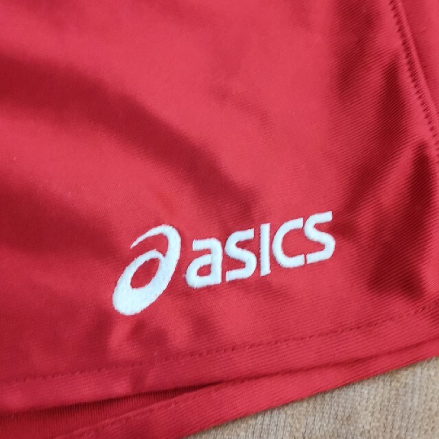 asics(アシックス)のasics ハーフパンツ 赤 スポーツ/アウトドアのトレーニング/エクササイズ(トレーニング用品)の商品写真