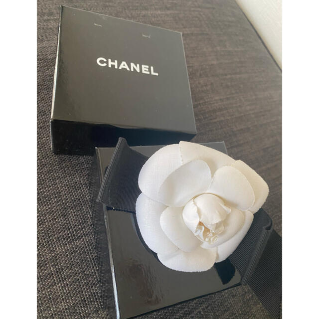 CHANEL(シャネル)のシャネル　カメリア　ブローチ レディースのアクセサリー(ブローチ/コサージュ)の商品写真