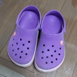 クロックス(crocs)のクロックス 紫 C10-11(17.5cmくらい) (サンダル)