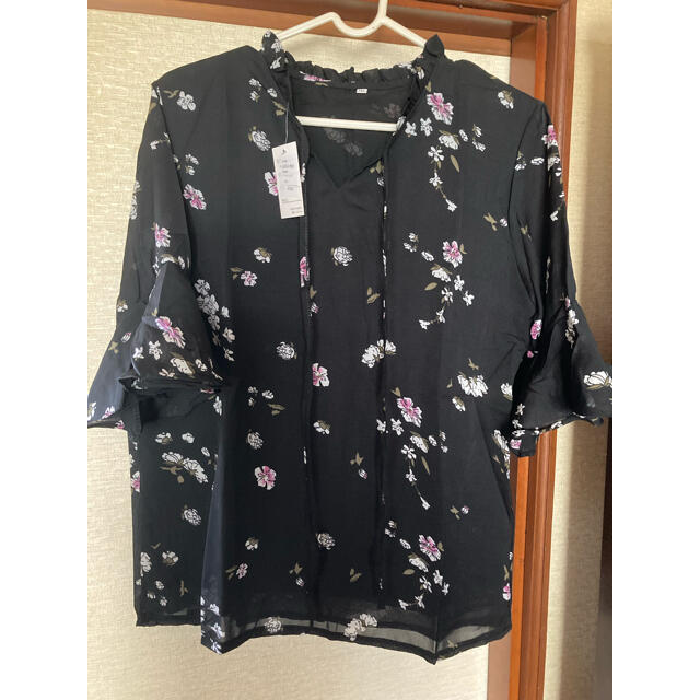 未使用　花柄シフォントップス ブラウス　ブラック レディースのトップス(シャツ/ブラウス(長袖/七分))の商品写真