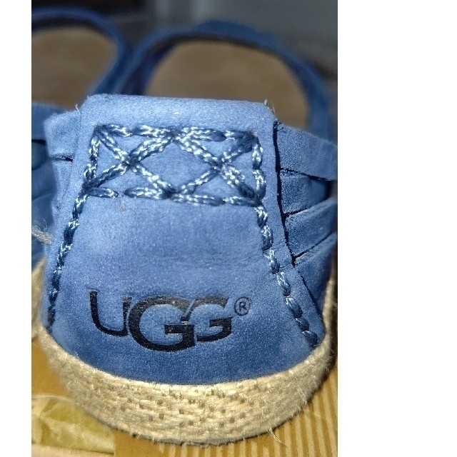 UGG(アグ)の美品・UGG  フラットジュース２２センチ レディースの靴/シューズ(サンダル)の商品写真