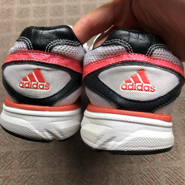 adidas(アディダス)のadidas レディースジョギングシューズ　23.5センチ スポーツ/アウトドアのランニング(シューズ)の商品写真