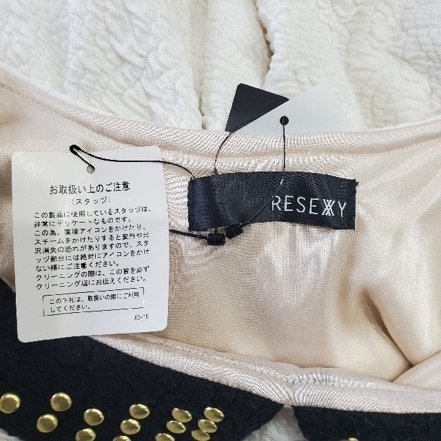 RESEXXY(リゼクシー)の【新品・タグ付】リゼクシー　チュニック　白　レディース服　 レディースのトップス(チュニック)の商品写真