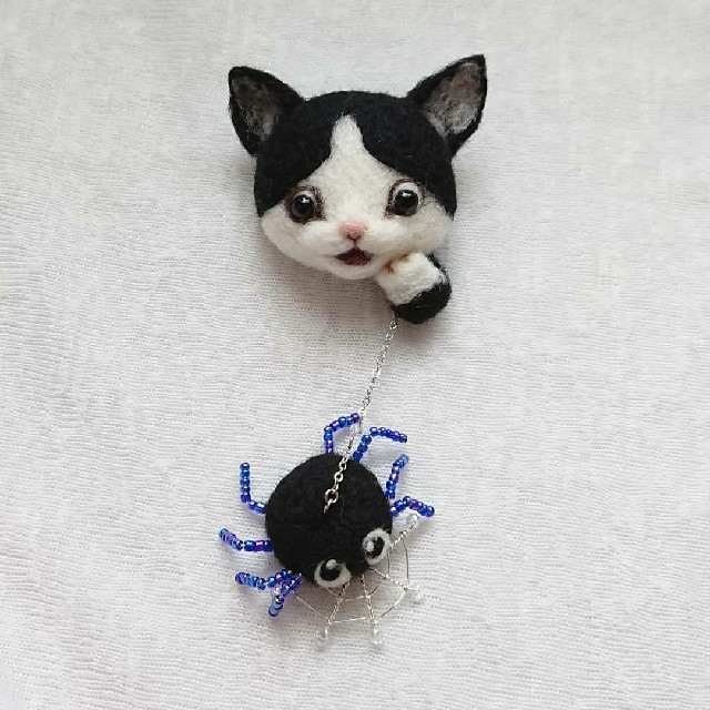 『kannkeling様専用』く、蜘蛛～💦ねこ ミニ ブローチ ハンドメイドのアクセサリー(コサージュ/ブローチ)の商品写真