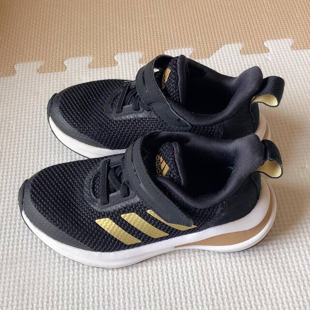 adidas(アディダス)のadidasスニーカー17cm キッズ/ベビー/マタニティのキッズ靴/シューズ(15cm~)(スニーカー)の商品写真