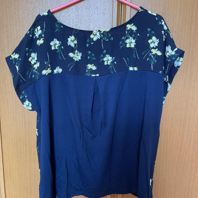 花柄　フレンチスリーブシャツ　ネイビー レディースのトップス(シャツ/ブラウス(半袖/袖なし))の商品写真