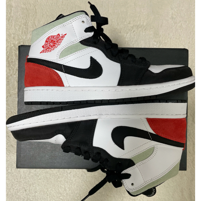 NIKE(ナイキ)のNIKE AIR JORDAN 1 MID SE BLACK/RED/WHITE メンズの靴/シューズ(スニーカー)の商品写真