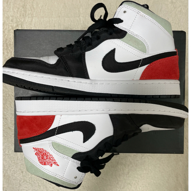 NIKE(ナイキ)のNIKE AIR JORDAN 1 MID SE BLACK/RED/WHITE メンズの靴/シューズ(スニーカー)の商品写真