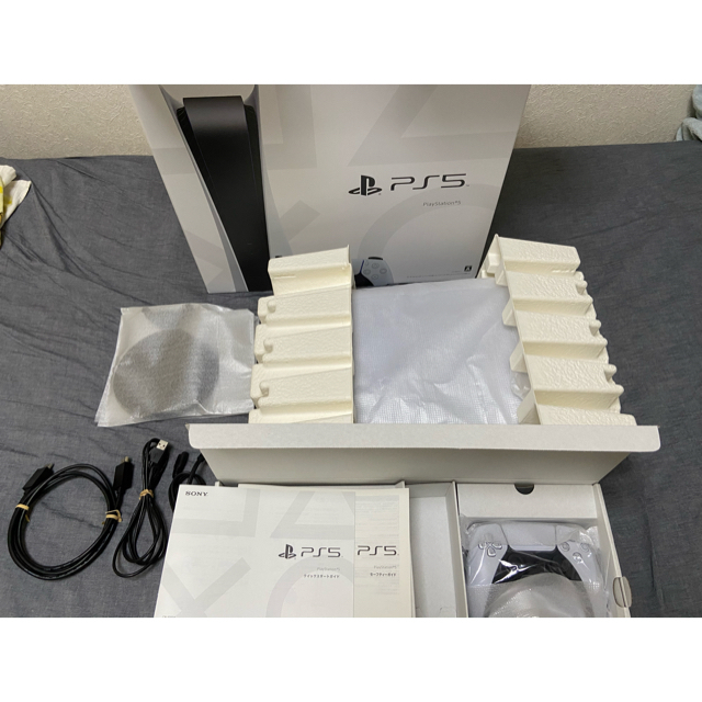 PlayStation(プレイステーション)のPS5 中古　美品　公式ベッドホン付 エンタメ/ホビーのゲームソフト/ゲーム機本体(家庭用ゲーム機本体)の商品写真