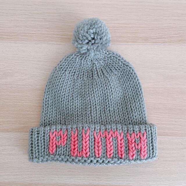 PUMA(プーマ)のPUMA プーマ レトロ ポンポン ニット帽 グレー × ピンク レディースの帽子(ニット帽/ビーニー)の商品写真