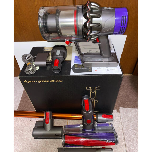 ★dyson v10(SV12 FF) ドックセット★サイクロン式掃除機