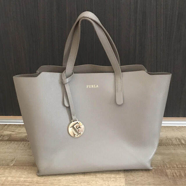 Furla(フルラ)のフルラ　サリー　Sサイズ　グレージュ レディースのバッグ(ハンドバッグ)の商品写真