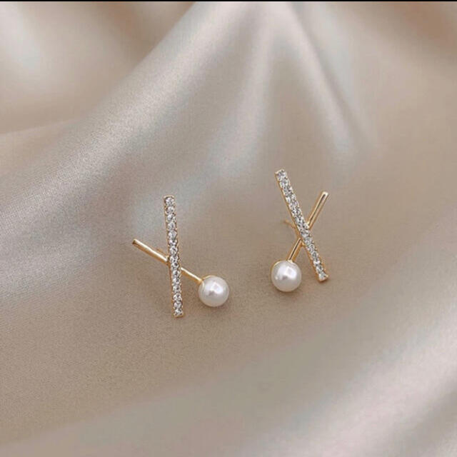 AHKAH(アーカー)のcross pearl zirconia pierce ⚪︎s925 レディースのアクセサリー(ピアス)の商品写真