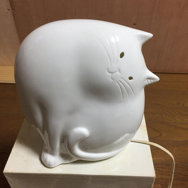 NARUMI(ナルミ)のナルミボーンチャイナ 猫スタンド インテリア/住まい/日用品のライト/照明/LED(フロアスタンド)の商品写真
