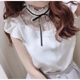 ☆新品☆ evelyn フリルノースリーブブラウス ☆ - メルカリ