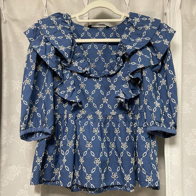 ZARA(ザラ)のZARA 刺繍 フリル レディースのトップス(シャツ/ブラウス(長袖/七分))の商品写真