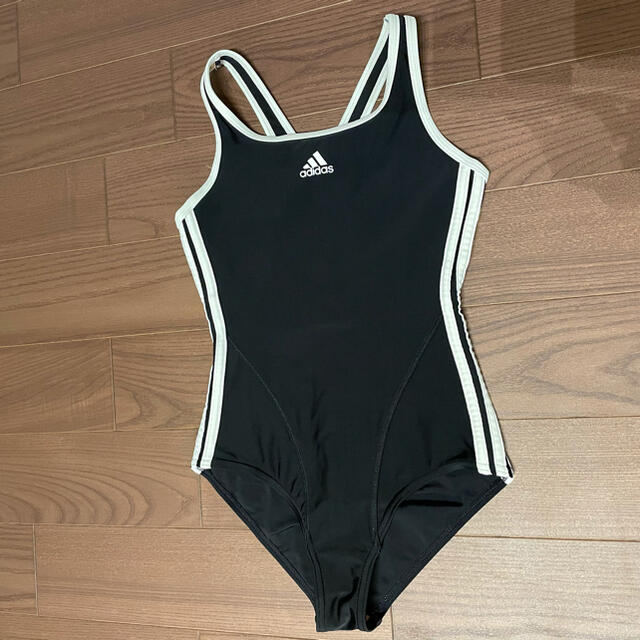 adidas(アディダス)のアディダス　水着　150 キッズ/ベビー/マタニティのキッズ服女の子用(90cm~)(水着)の商品写真