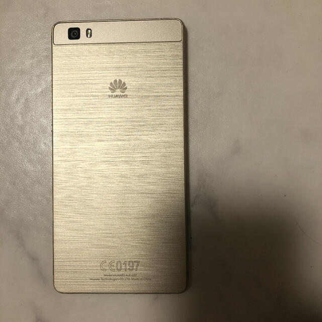 HUAWEI(ファーウェイ)のファーウェイp8 lite GOLD HUAWEI ゴールド　16GB スマホ/家電/カメラのスマートフォン/携帯電話(スマートフォン本体)の商品写真