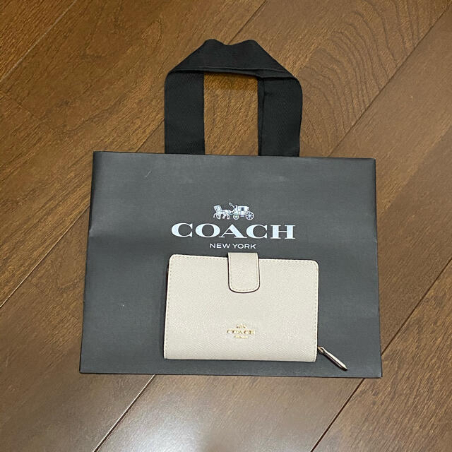 COACH(コーチ) ホワイトの通販 by yu's shop｜ラクマ 二つ折り サイフ セール好評