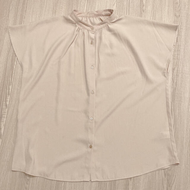GU(ジーユー)のGU エアリーバンドカラーシャツ　ベージュ レディースのトップス(シャツ/ブラウス(半袖/袖なし))の商品写真