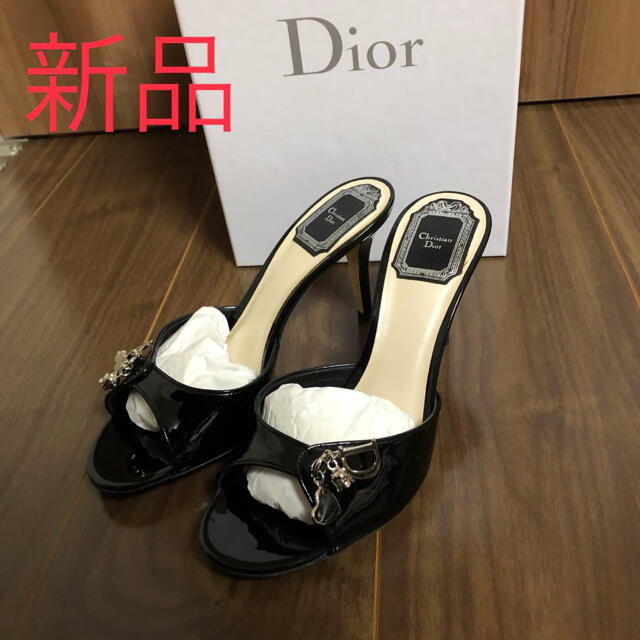 Christian Dior(クリスチャンディオール)の新品クリスチャンディオール☆チャーム付きエナメルサンダル☆サイズ36☆ブラック黒 レディースの靴/シューズ(サンダル)の商品写真