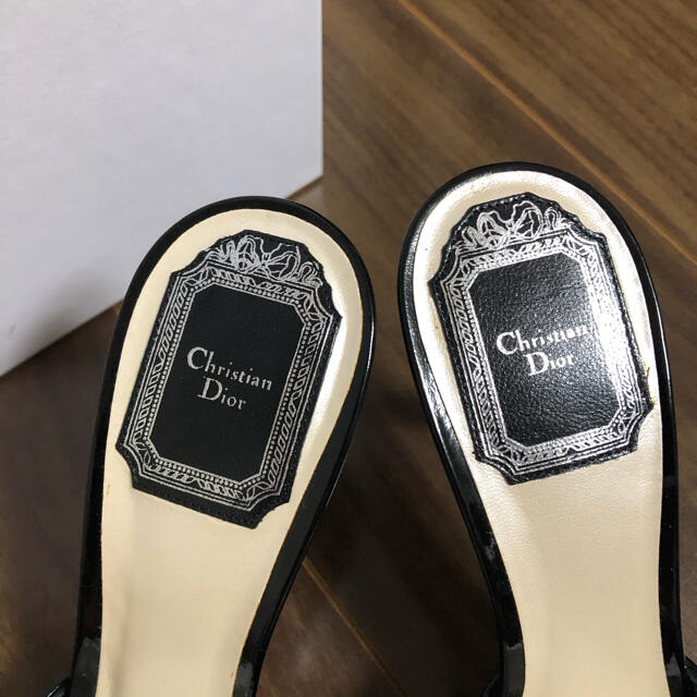 Christian Dior(クリスチャンディオール)の新品クリスチャンディオール☆チャーム付きエナメルサンダル☆サイズ36☆ブラック黒 レディースの靴/シューズ(サンダル)の商品写真