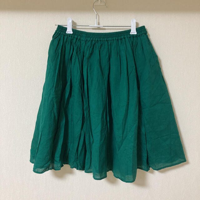 earth music & ecology(アースミュージックアンドエコロジー)の緑色のコットンひざ丈スカート レディースのスカート(ひざ丈スカート)の商品写真