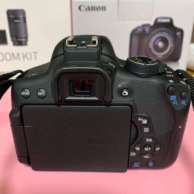 Canon(キヤノン)の【美品】Canon EOS KISS X8i :ダブルズームキット.バッグ付き スマホ/家電/カメラのカメラ(デジタル一眼)の商品写真