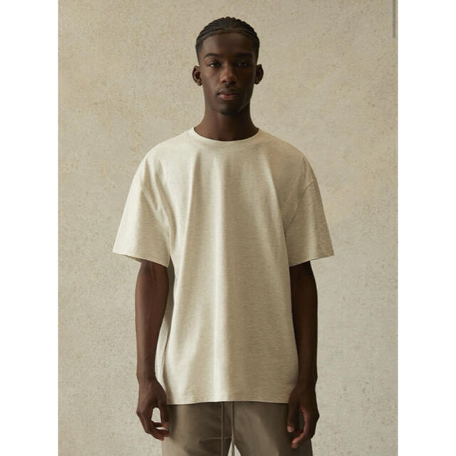 FEAR OF GOD(フィアオブゴッド)のフィアオブゴッド エッセンシャルズ Tシャツ オートミール S メンズのトップス(Tシャツ/カットソー(半袖/袖なし))の商品写真