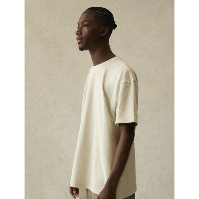 FEAR OF GOD(フィアオブゴッド)のフィアオブゴッド エッセンシャルズ Tシャツ オートミール S メンズのトップス(Tシャツ/カットソー(半袖/袖なし))の商品写真