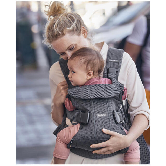 BABYBJORN(ベビービョルン)の【新品未使用】ベビーキャリア ONE KAI Air アンスラサイト　スタイ付き キッズ/ベビー/マタニティの外出/移動用品(抱っこひも/おんぶひも)の商品写真