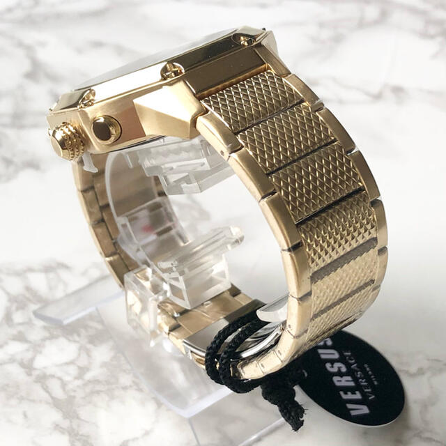 VERSUS(ヴェルサス)の【新品】 ★オクタゴン★ヴェルサス ヴェルサーチ メンズ 腕時計 ゴールド メンズの時計(腕時計(アナログ))の商品写真