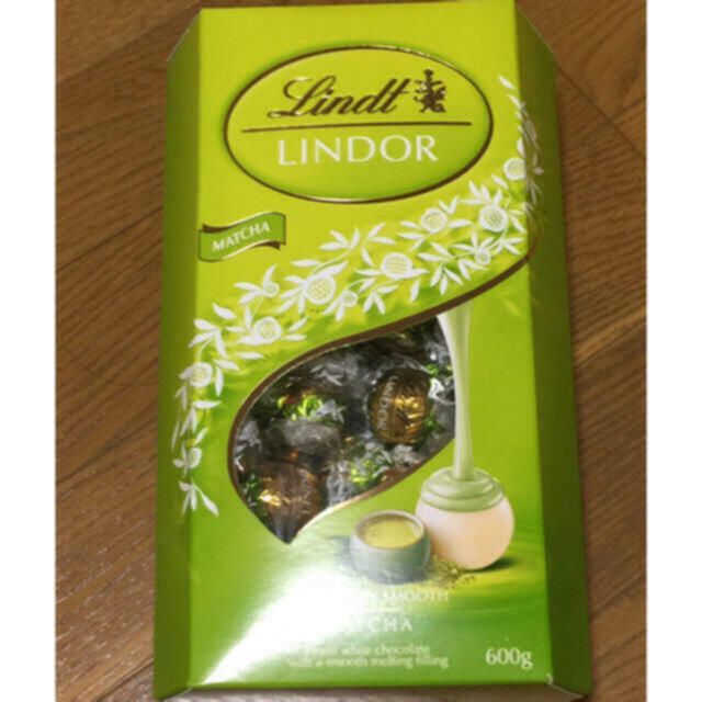 Lindt(リンツ)のボビヨ様専用LINDT LINDOR リンツ リンドール 抹茶 60個 食品/飲料/酒の食品(菓子/デザート)の商品写真