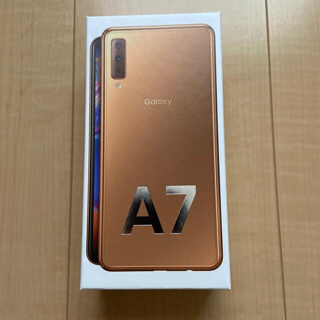 Galaxy(ギャラクシー)のGalaxy A7 64GB ゴールド 未開封 スマホ/家電/カメラのスマートフォン/携帯電話(スマートフォン本体)の商品写真