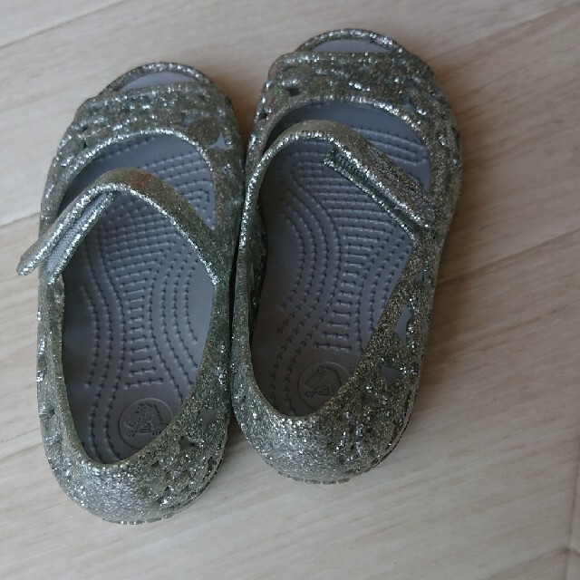 crocs(クロックス)のクロックス  サンダル キッズ/ベビー/マタニティのキッズ靴/シューズ(15cm~)(サンダル)の商品写真