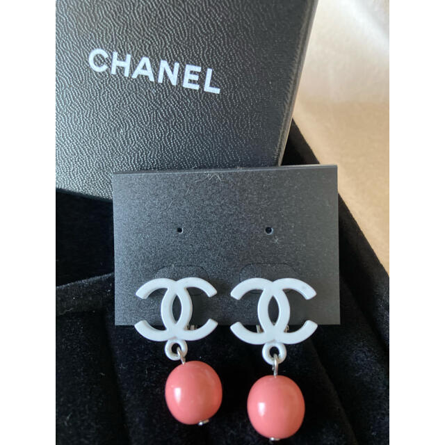 CHANEL(シャネル)のCHANEL イヤリング　ホワイト×ピンク レディースのアクセサリー(イヤリング)の商品写真