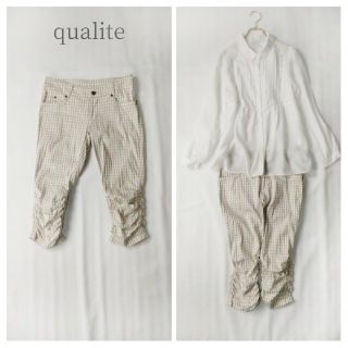 カリテ(qualite)のqualite ローライズ7分丈パンツ ギンガムチェック ベージュ Mサイズ(カジュアルパンツ)