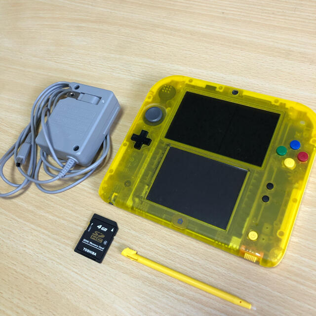 ニンテンドー2DS(ニンテンドー2DS)のニンテンドー2DS 限定品 ピカチュウクリアイエロー  エンタメ/ホビーのゲームソフト/ゲーム機本体(携帯用ゲーム機本体)の商品写真