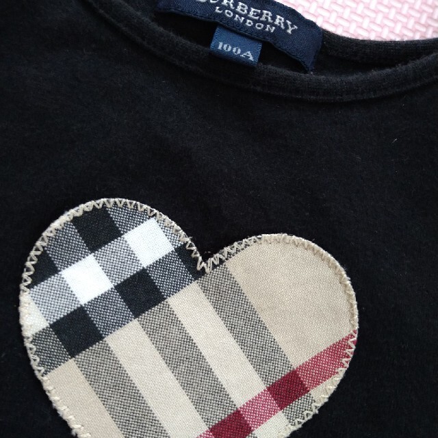 BURBERRY(バーバリー)の訳あり 100 半袖Ｔシャツ ハートワッペン バーバリー キッズ/ベビー/マタニティのキッズ服女の子用(90cm~)(Tシャツ/カットソー)の商品写真